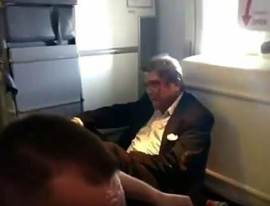 Επιβάτης της Aeroflot αποκαλύπτει: «Μετά τις αναταράξεις υπήρχε αίμα στην οροφή της καμπίνας» (φωτό, βίντεο)